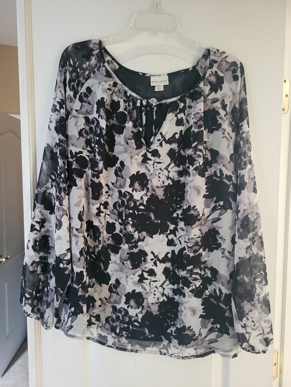 Ava & Viv Plus Size 1XL Black White Gray Floral Watercolor Blouse Keyhole Neck